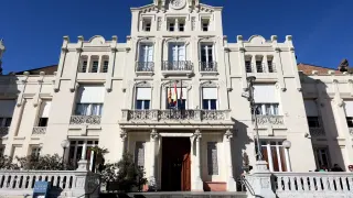 Fachada del Casino de Huesca, cuyos trabajos de rehabilitación han salido a licitación.