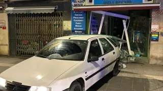 Empotra un vehículo robado contra una tienda de móviles de Huesca.