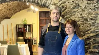 Rubén Coronas y Cristina Romero en el interior de su restaurante, Casa Rubén