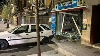 vehículo empotrado coso bajo tienda móviles