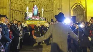 Salida de la procesión del Santo Cristo de los Gitanos de la Catedral de Huesca.