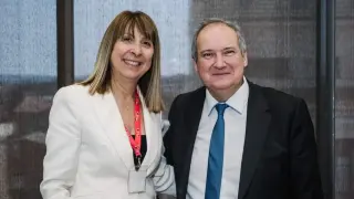 La alcaldesa de Sabiñánigo, Berta Fernandez, junto al ministro de Industria, Jordi Hereu.