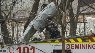 Servicios de emergencias ucranianos retiran restos de uno de los 29 misiles que lanzó Rusia entre el sábado y el domingo.