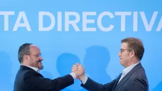 El candidato del PP a las elecciones catalanas, Alejandro Fernández, y el líder del PP, Alberto Núñez Feijóo.