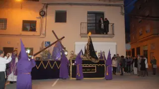 Paso del Nazareno y La Dolorosa, ayer en Sariñena durante la procesión del Martes Santo.