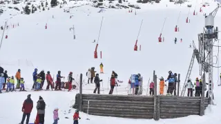 Colas en la estación de esquí de Candanchú, este Jueves Santo.