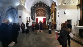 Laprocesión del Farolé se traslada al interior de la iglesia de San Miguel.