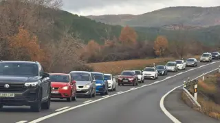 Cola de vehículos en el tramo Sabiñánigo-Lanave, en el carril sentido Huesca, el pasado diciembre.
