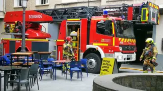 Dos bomberos, en la puerta del Restaurante Cobarcho.