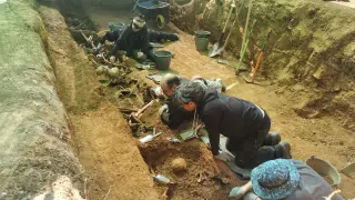 Trabajos de exhumación de los vecinos de Biescas en una fosa común del cementerio de Jaca.