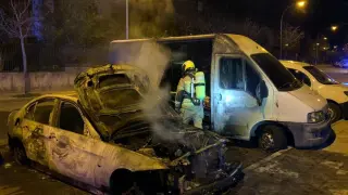 Incendio de dos vehículos y un contenedor en la calle la Tejería de Jaca