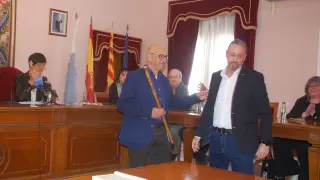 Villellas (PAR) recogiendo el bastón de mando que deja Escalzo (PSOE) tras prosperar la moción de censura contra el socialista.