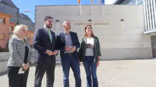 Esmeralda Pastor, Alejandro Nolasco, Carlos Serrano y Marta Moreno, durante la visita al Juzgado de Jaca.