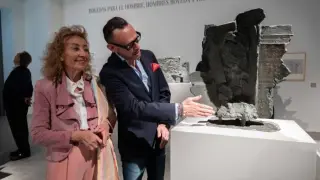 Susana Spadoni y Pedro Olloqui observando la escultura.