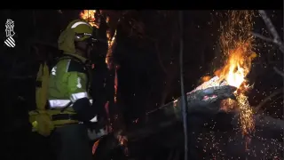 Trabajos durante la noche en el incendio en Tàrbena