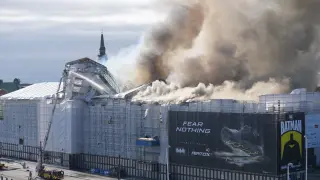 Un incendio en la antigua bolsa de Copenhague de origen hasta ahora no determinado ha provocado el derrumbe de la aguja de su torre.
