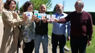 María Fanlo, Pilar Oliván, Vicente García Plana, Roberto Cerdán y Francisco Ratia muestran los nuevos vasos.