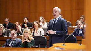El presidente del Gobierno de Aragón, Jorge Azcón, interviene en el Pleno de las Cortes