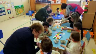 Los mayores y los más pequeños comparten actividades en la Escuela Infantil de Tardienta.