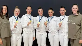 Patricia Pérez, Ana Arnau, Mireia Martínez, Salma Solaun e Inés Bergua, posando con su oro y junto a sus entrenadoras, en Bakú.