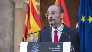 El expresidente de la Comunidad autónoma Javier Lambán, recibe la Medalla de Aragón durante la celebración del Día de la Comunidad de Aragón, este martes en el Palacio Aljafería en Zaragoza