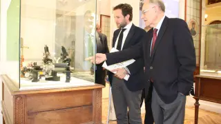 Isaac Claver también tuvo ocasión de ver la exposición Cajal y la Escuela Española de Histología.