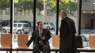 Los abogados de la defensa y acusación, este miércoles en la Audiencia Provincial de Huesca.