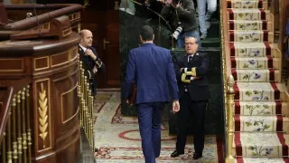 El presidente del Gobierno, Pedro Sánchez, abandonando la sesión de control al Gobierno, ayer, en el Congreso de los Diputados.