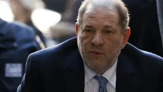 Fotografía de archivo fechada el 24 de febrero de 2020, del exproductor de Hollywood Harvey Weinstein mientras llega a la Corte Suprema del Estado de Nueva York mientras el jurado delibera en su juicio por agresión sexual en Nueva York