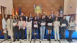 Foto de familia de todos las premiadas con el delegado y los subdelegados de Defensa.