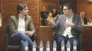 A la izquierda, Josete Ortas, consejero delegado de la SD Huesca conversa con el director de Marketing de Bodega Sommos, del Grupo Costa.