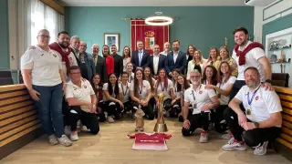 La plantilla, el cuerpo técnico y miembros del Ayuntamiento posan con la Copa de Europa y la Fragatina.