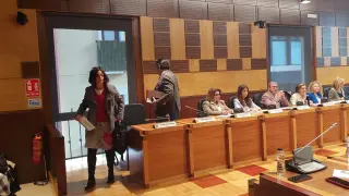 Susana Magán y José Luis Rubió, los dos concejales de Vox, abandonan el pleno.