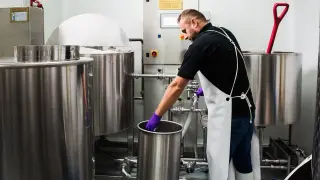 Daniel Chiorean elaborando cerveza en su fabrica de Tramacastilla