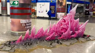 Una impresionante cresta atraviesa el suelo del Metro de Madrid