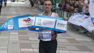 El jaqués Alberto Puyuelo se proclama vencedor de la Maratón de Vitoria-Martin Fiz este domingo en Vitoria.