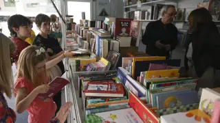 Los oscenses disfrutan de la fiesta de los libros en la Feria de Huesca