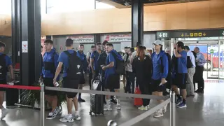 Salida de los jugadores de la SD Huesca rumbo a Cartagena.