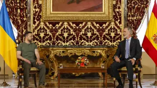 El rey Felipe VI conversa con el presidente de Ucrania, Volodímir Zelenski, durante la reunión mantenida tras el almuerzo ofrecido en el Palacio Real, este lunes en Madrid.