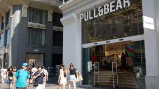 Entrada a una tienda Pull&Bear, en Madrid