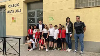 Isaac Claver con los escolares del colegio Santa Ana de la localidad de Monzón.