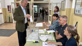 El presidente del Gobierno aragonés, en el momento de depositar su voto.