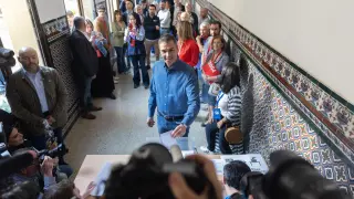 Pedro Sánchez, ejerce su derecho a voto en el colegio de Nuestra Señora del Buen Consejo.
