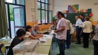 Votantes en un colegio electoral de Graus.