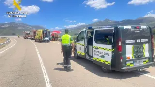 Efectivos de Tráfico de la Guardia Civil y ambulancias, en el lugar del accidente de tráfico.