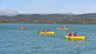 Actividades realizadas en kayaks en el embalse de Barasona