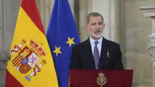 El rey Felipe VI ofrece un discurso con motivo de la imposición de condecoraciones al mérito civil en el Palacio Real en Madrid