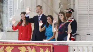 La princesa de Asturias, el rey Felipe VI, la reina Letizia, y la infanta Sofía saludan desde el balcón del Palacio Real en Madrid donde se conmemora el décimo aniversario del reinado de Felipe VI, este miércoles.