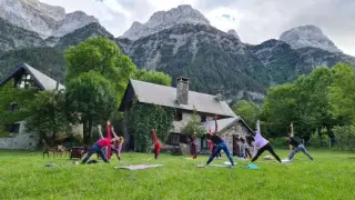 Práctica de yoga en el exterior de Casas de Zapatierno en Espierba (Bielsa).