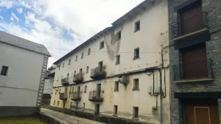 Antigua casa cuartel de Broto, que se rehabilitará para hacer las viviendas.